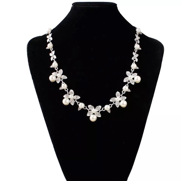 Faux pearl necklace - Picture 5 of 5